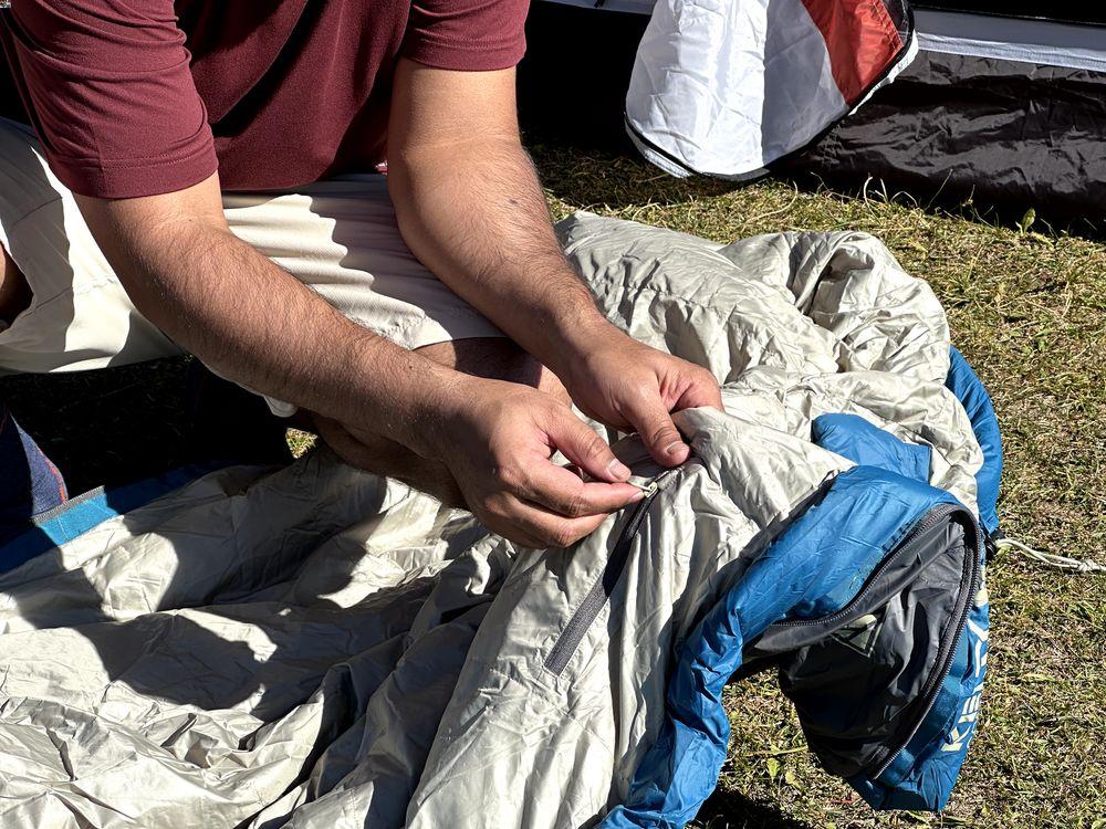 Kelty Cosmic Down 20 Sleeping Bag (opening inside zip pocket)