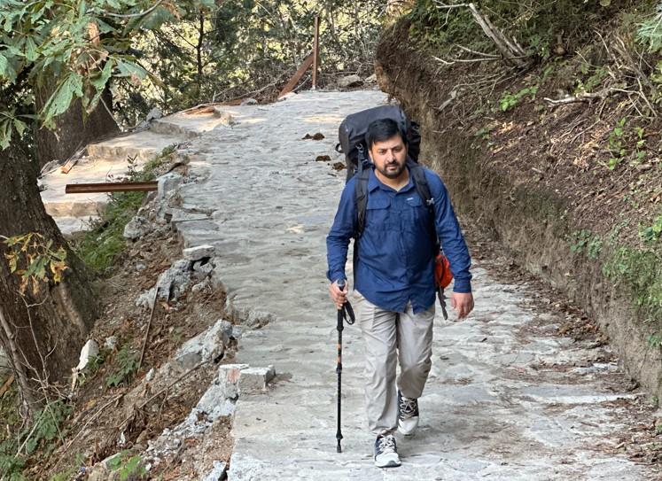 What to wear hiking (hiking with breathable shirt, pants and comfortable hiking shoes)