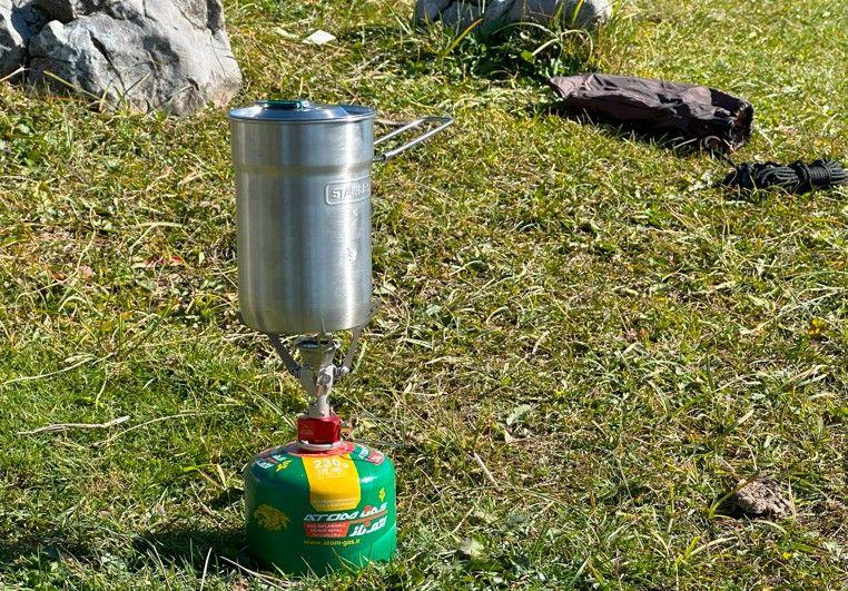 Backpacking stove (Boiling water in Stanley pot)