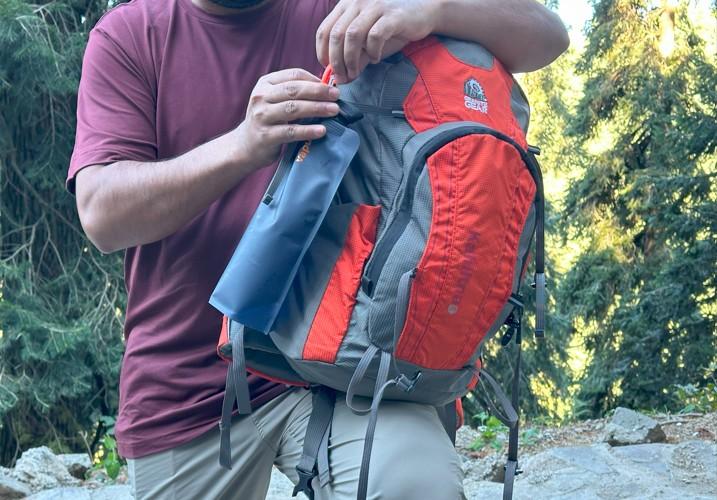 Daypack - Attaching water bottle with bungee cords